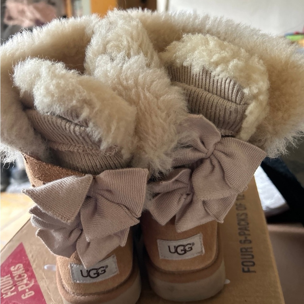 UGG Bailey bow Boots size 8 used